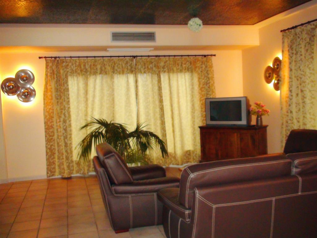 Motel Des Bruyeres Lamotte-Beuvron Exterior foto